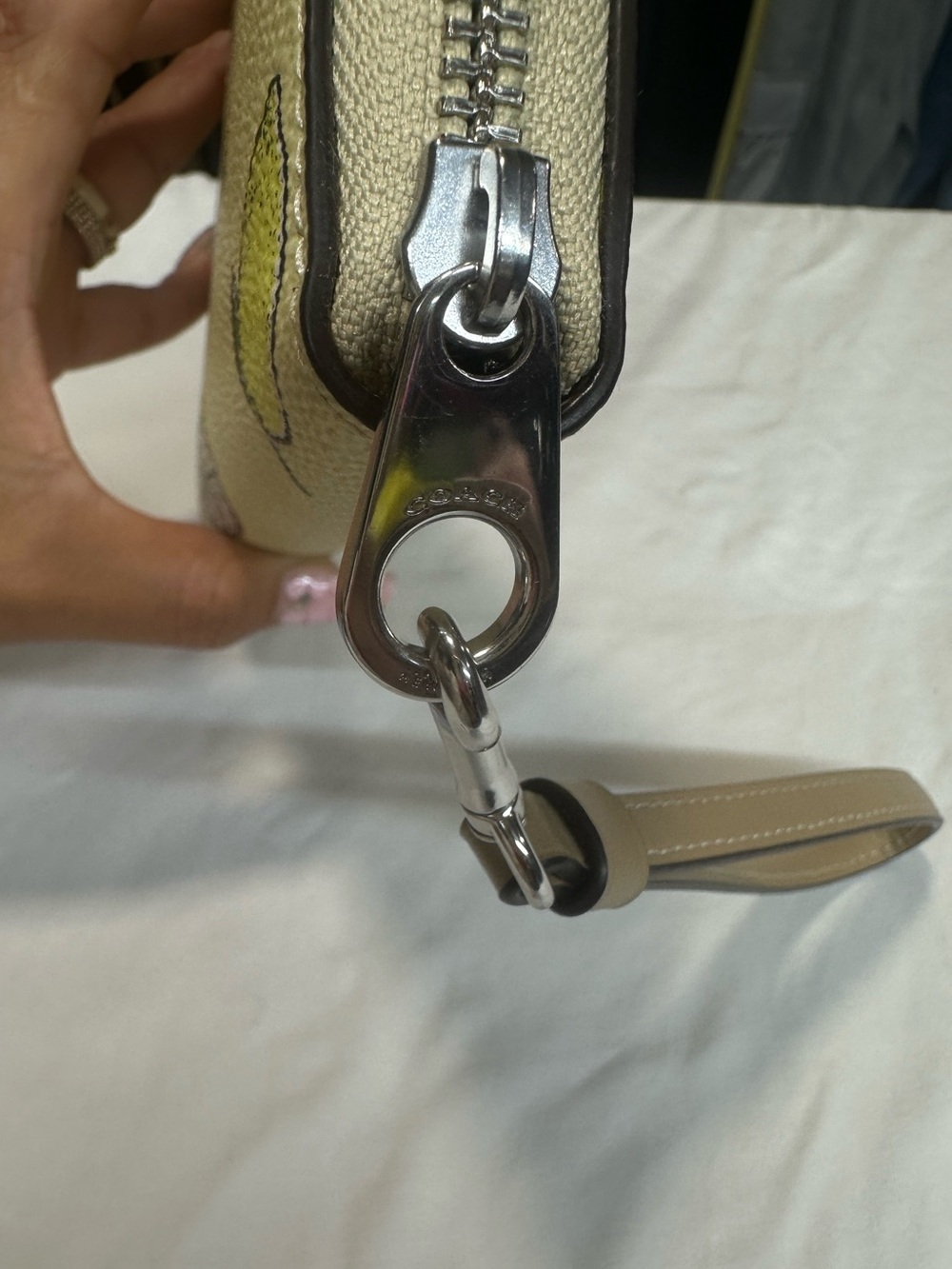 Coach
LONG ZIP AROUND WALLET WITH LEMON PRINT . New no tag - Picture 4 of 6